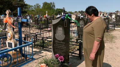 Рушники, фартушки, або хустки: як на Рівненському Поліссі бережуть традицію вбирання могильних хрестів Рушники, фартушки, або хустки: як на Рівненському Поліссі бережуть традицію вбирання могильних хрестів