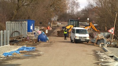 На Житомирщині жителі села Вчорайше скаржаться на розбиту об'їзну дорогу повз міст, який ремонтують На Житомирщині жителі села Вчорайше скаржаться на розбиту об'їзну дорогу повз міст, який ремонтують