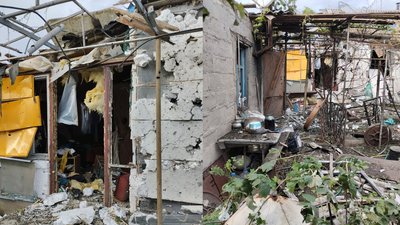 Внаслідок чергового обстрілу окупантів у Степногірську на Запоріжжі подружжя отримало уламкові поранення