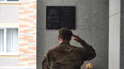 В Одесі відкрили меморіальну дошку на честь загиблого захисника Маріуполя