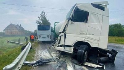 На Львівщині зіткнулися автобус та два бензовози