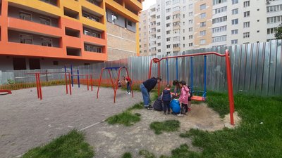 У Львові частину дитячого майданчика віддали у приватну власність забудовнику У Львові частину дитячого майданчика віддали у приватну власність забудовнику