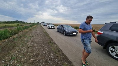Дві вантажівки спричинили затор на ґрунтовій дорозі у Миколаївській області Дві вантажівки спричинили затор на ґрунтовій дорозі у Миколаївській області