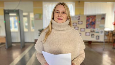 Cтаршокласників та відвідувачів шкіл у Луцьку перевіряють металодетекторами Cтаршокласників та відвідувачів шкіл у Луцьку перевіряють металодетекторами