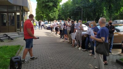 У Рівному вкладники недобудованих ЖК прийшли з акцією під ОДА У Рівному вкладники недобудованих ЖК прийшли з акцією під ОДА