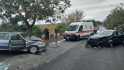 У Рівному зіткнулись легковики, водія довелось деблокувати У Рівному зіткнулись легковики, водія довелось деблокувати