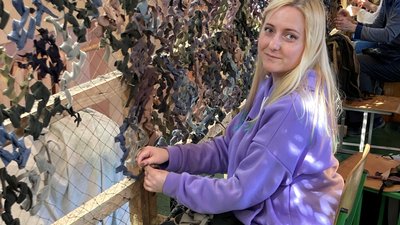 "Це найменше, що я можу зробити для перемоги": жителька Нової Каховки з Херсонщини вишиває шеврони для військових ЗСУ "Це найменше, що я можу зробити для перемоги": жителька Нової Каховки з Херсонщини вишиває шеврони для військових ЗСУ