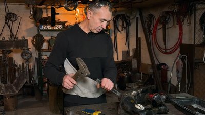 Мініатюрну техніку зі старих швейних машинок виготовляє майстер з Рівненщини Євгеній Сак Мініатюрну техніку зі старих швейних машинок виготовляє майстер з Рівненщини Євгеній Сак