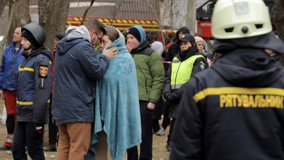 "Люди намагались дістати сусідів з-під завалів" — очевидці про обстріл Одеси