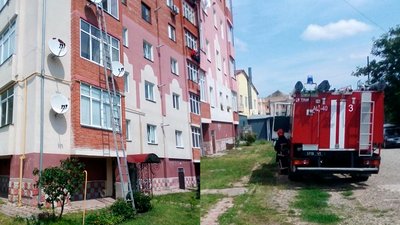 Прикарпатські рятувальники визволили із замкненої квартири 2-річну дитину