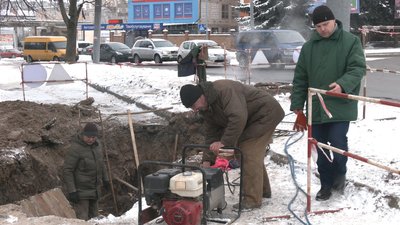 Через порив на трасі без тепла залишилось дев'ять будинків, школа й банк у Рівному Через порив на трасі без тепла залишилось дев'ять будинків, школа й банк у Рівному