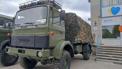 Чотири вантажівки підвищеної прохідності передали військовим волонтери Гуманітарного хабу "Житомир" Чотири вантажівки підвищеної прохідності передали військовим волонтери Гуманітарного хабу "Житомир"