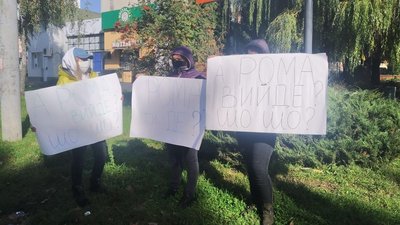 "А Рома вийде?": у Чернівцях "Слуга народу" плакатами закликає кандидата в мери до дебатів "А Рома вийде?": у Чернівцях "Слуга народу" плакатами закликає кандидата в мери до дебатів