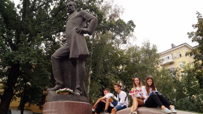 Капранов диктував, містяни писали. У Дніпрі провели диктант просто неба – фото Капранов диктував, містяни писали. У Дніпрі провели диктант просто неба – фото