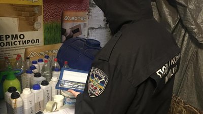 У двох підпільних цехах у Житомирі виготовляли алкоголь, який маскували під відомі бренди У двох підпільних цехах у Житомирі виготовляли алкоголь, який маскували під відомі бренди