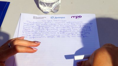 У Дніпрі день Конституції відзначили масовим диктантом просто неба. Фоторепортаж У Дніпрі день Конституції відзначили масовим диктантом просто неба. Фоторепортаж
