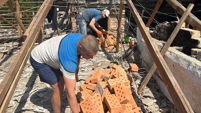 Жителі Нікополя ремонтують дах після обстрілу міста армією РФ Жителі Нікополя ремонтують дах після обстрілу міста армією РФ