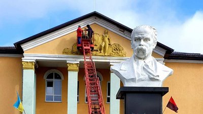 Дерадянізація на Рівненщині: з міського клубу прибирають радянський барельєф
