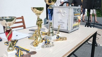 Нагороди турніру з міні-футболу і скринька на збір коштів для ЗСУ Нагороди турніру з міні-футболу і скринька на збір коштів для ЗСУ