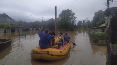 Ні пройти, ні проїхати. У прикарпатському селі Маріямпіль пересуваються на човнах