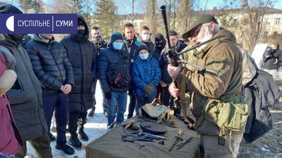У Сумах вчили стріляти та надавати домедичну допомогу. ФОТОРЕПОРТАЖ У Сумах вчили стріляти та надавати домедичну допомогу. ФОТОРЕПОРТАЖ
