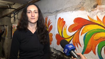 Діти разом із батьками розмалюють сховище у підвалі одного з житлових будинків Житомира Діти разом із батьками розмалюють сховище у підвалі одного з житлових будинків Житомира
