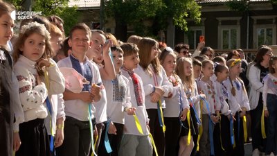 Уперше з часів пандемії: у 26 гімназії в Одесі пролунав останній дзвоник Уперше з часів пандемії: у 26 гімназії в Одесі пролунав останній дзвоник