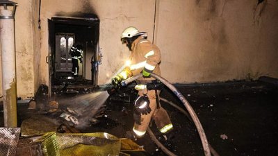 Рятувальник гасить пожежу в Харкові Рятувальник гасить пожежу в Харкові