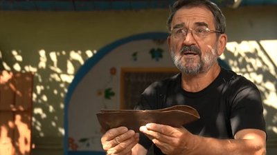 Виготовляє народне молдавське взуття. Василій Даскалєску. СУСПІЛЬНЕ | ЛЮДИ