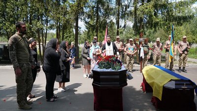 "Запам'ятався світлою людиною". У Сумах провели в останню путь бійця Вадима Абрамця