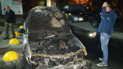 Невідомі спалили автомобіль журналістів програми "Схеми". Поліція відкрила провадження Невідомі спалили автомобіль журналістів програми "Схеми". Поліція відкрила провадження