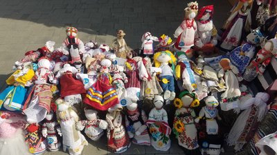 Майже 200 ляльок-мотанок сформували мапу Рівненщини: вироби продаватимуть, щоб підтримати ЗСУ Майже 200 ляльок-мотанок сформували мапу Рівненщини: вироби продаватимуть, щоб підтримати ЗСУ