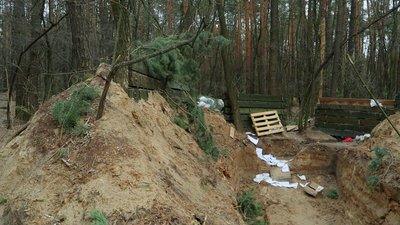Бліндажі, розтяжки, нерозірвані снаряди: як росіяни окопалися біля Чернігова. Репортаж Бліндажі, розтяжки, нерозірвані снаряди: як росіяни окопалися біля Чернігова. Репортаж