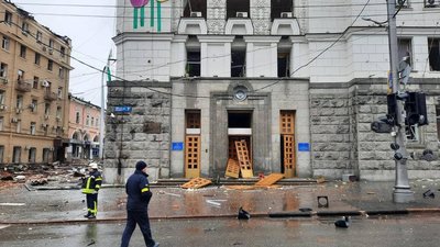 Вибиті вікна та дим біля міськради: наслідки авіаудару у центрі Харкова Вибиті вікна та дим біля міськради: наслідки авіаудару у центрі Харкова