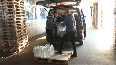 Черкаський волонтер готує передачу на Схід України