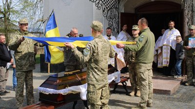 У селі Нижнє Болотне попрощалися з полеглим захисником Віктором Шпиньовичем