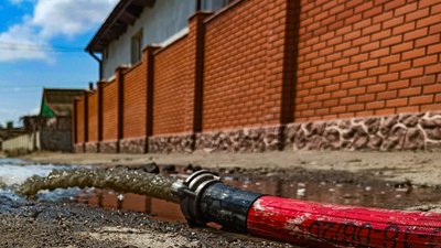 Рятувальники відкачують воду на Херсонщині