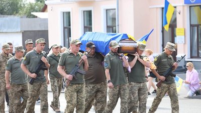 В Умані попрощалися із загиблим на Донеччині солдатом Анатолієм Довбушем