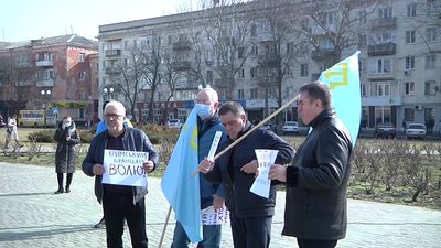 У Херсоні відбулося зібрання, присвячене Дню кримського спротиву російській окупації У Херсоні відбулося зібрання, присвячене Дню кримського спротиву російській окупації