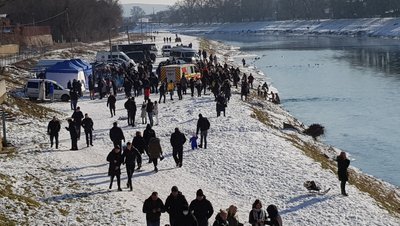 Майже 400 людей занурилися в Ужі на Водохреще в Ужгороді Майже 400 людей занурилися в Ужі на Водохреще в Ужгороді
