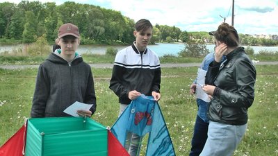 На змагання свої повітряні змії привезли понад тридцять учасників з усієї Хмельницької області. Фото: Суспільне. Поділля. На змагання свої повітряні змії привезли понад тридцять учасників з усієї Хмельницької області. Фото: Суспільне. Поділля.