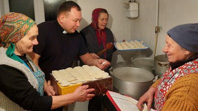 Жінки ліпили вареники з картоплею та капустою.