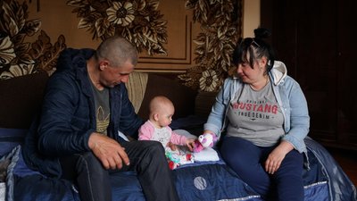 "І на мене автоматом націлювались". Історія сім'ї з Херсона, яка евакуювалась на Буковину