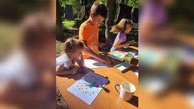 Шестеро дітей та двоє онуків: історія патронатної родини, яка евакуювалася на Вінниччину Шестеро дітей та двоє онуків: історія патронатної родини, яка евакуювалася на Вінниччину