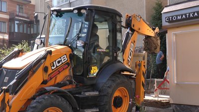 Два дні без води. У Франківську майже тиждень ремонтують порив труби Два дні без води. У Франківську майже тиждень ремонтують порив труби