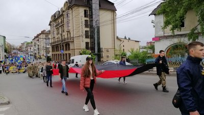 Більше 1 500 осіб пройшли вулицями Тернополя в День Героїв