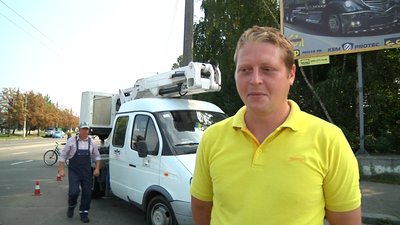 У Житомирі на вулиці Івана Мазепи наносять розмітку для двостороннього руху машин