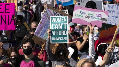 У США тисячі жінок протестували проти переобрання Трампа У США тисячі жінок протестували проти переобрання Трампа