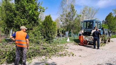 На кладовищах Кропивницького наводять лад перед поминальними днями