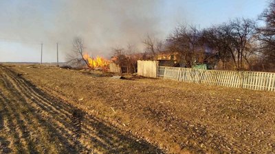 На Житомирщині рятувальники ліквідовують наслідки обстрілів російських військ На Житомирщині рятувальники ліквідовують наслідки обстрілів російських військ
